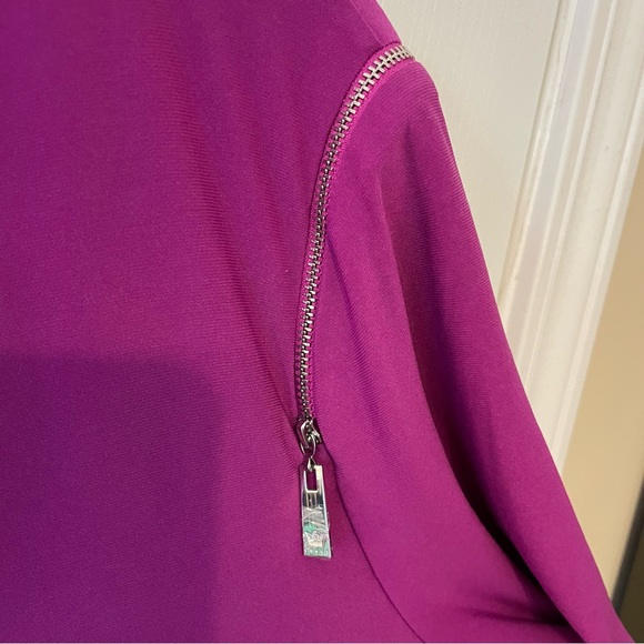 Chaus Asymmetrical Short Sleeve Blouse in fuschia XL zippered shoulder accents - Picture 5 of 7